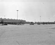 855781 Gezicht over het parkeerterrein van de Koninklijke Nederlandse Jaarbeurs (Croeselaan) te Utrecht, met links de ...